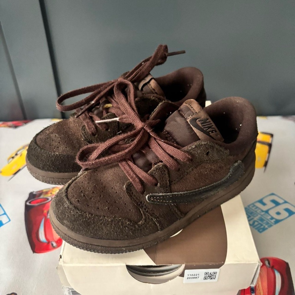 Travis Scott low top 1